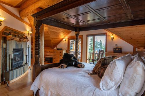 1595 Columbia Valley View, Golden, BC - Indoor Photo Showing Bedroom