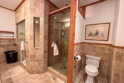 1595 Columbia Valley View, Golden, BC - Indoor Photo Showing Bathroom