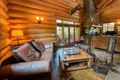 1595 Columbia Valley View, Golden, BC - Indoor Photo Showing Living Room