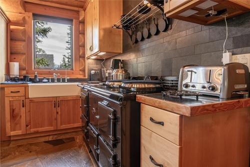 1595 Columbia Valley View, Golden, BC - Indoor Photo Showing Kitchen