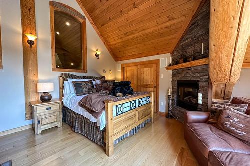 1595 Columbia Valley View, Golden, BC - Indoor Photo Showing Bedroom