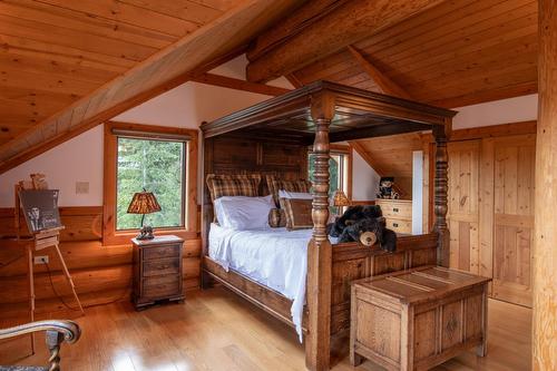 1595 Columbia Valley View, Golden, BC - Indoor Photo Showing Bedroom