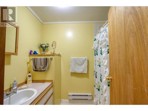 3988 S Cariboo 97 Highway, Lac La Hache, BC - Indoor Photo Showing Bathroom