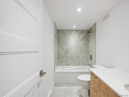 Salle de bains - 4-9409 Av. Larose, Montréal (Villeray/Saint-Michel/Parc-Extension), QC - Indoor Photo Showing Bathroom