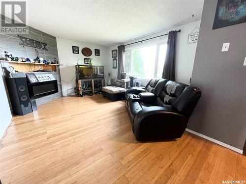 109 6Th Avenue W, Maidstone, SK - Indoor Photo Showing Living Room