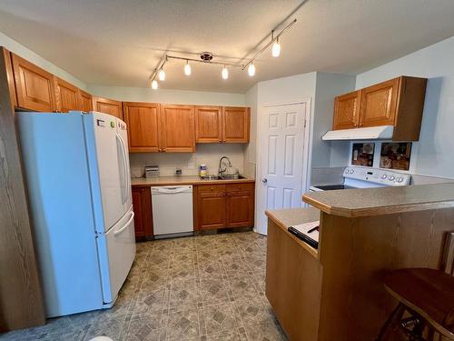 8 - 210 20Th Avenue S, Creston, BC - Indoor Photo Showing Kitchen With Double Sink