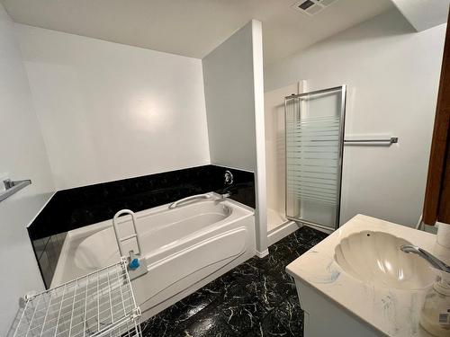8 - 210 20Th Avenue S, Creston, BC - Indoor Photo Showing Bathroom