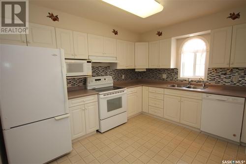 304 1152 103Rd Street, North Battleford, SK - Indoor Photo Showing Kitchen With Double Sink