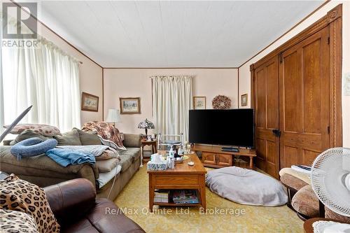 595 Elmbrook Road, Prince Edward County, ON - Indoor Photo Showing Living Room