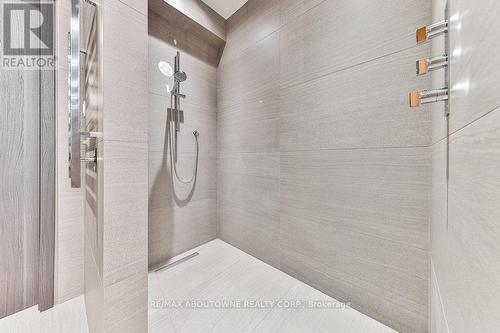865 Glenwood Avenue, Burlington, ON - Indoor Photo Showing Bathroom