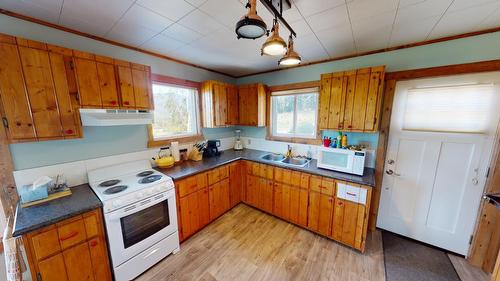 726 Highway 95, Spillimacheen, BC - Indoor Photo Showing Kitchen With Double Sink