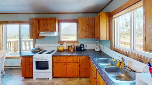 726 Highway 95, Spillimacheen, BC - Indoor Photo Showing Kitchen With Double Sink
