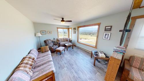 726 Highway 95, Spillimacheen, BC - Indoor Photo Showing Living Room
