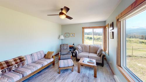 726 Highway 95, Spillimacheen, BC - Indoor Photo Showing Living Room