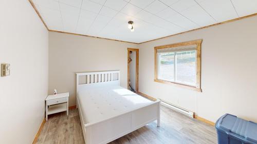 726 Highway 95, Spillimacheen, BC - Indoor Photo Showing Bedroom
