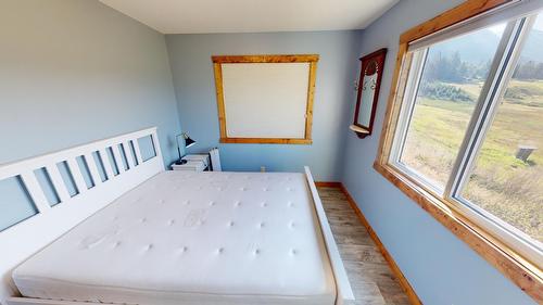 726 Highway 95, Spillimacheen, BC - Indoor Photo Showing Bedroom