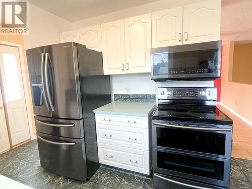 107 Spruce Avenue, Tumbler Ridge, BC - Indoor Photo Showing Kitchen