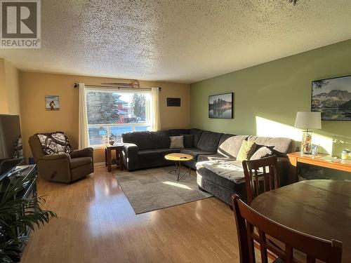 107 Spruce Avenue, Tumbler Ridge, BC - Indoor Photo Showing Living Room