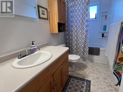 107 Spruce Avenue, Tumbler Ridge, BC - Indoor Photo Showing Bathroom