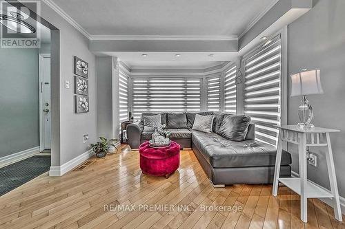 5 Pioneer Drive, Mississauga, ON - Indoor Photo Showing Living Room