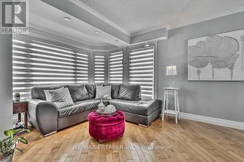 5 Pioneer Drive, Mississauga, ON - Indoor Photo Showing Living Room