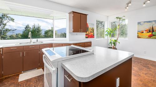 330 27Th Avenue N, Erickson, BC - Indoor Photo Showing Kitchen With Double Sink