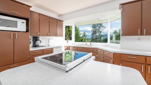 330 27Th Avenue N, Erickson, BC - Indoor Photo Showing Kitchen
