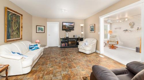330 27Th Avenue N, Erickson, BC - Indoor Photo Showing Living Room