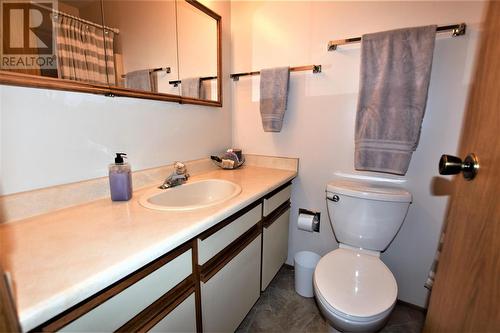 16 Lakeshore Drive, Vernon, BC - Indoor Photo Showing Bathroom