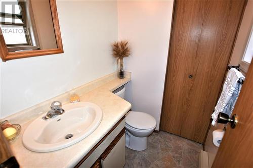 16 Lakeshore Drive, Vernon, BC - Indoor Photo Showing Bathroom