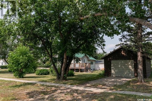200 Russell Street, Luseland, SK - Outdoor