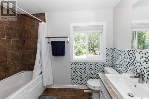 200 Russell Street, Luseland, SK - Indoor Photo Showing Bathroom
