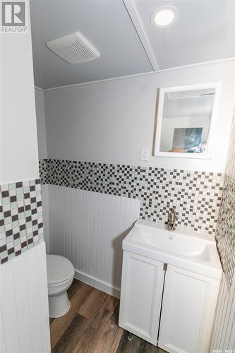 200 Russell Street, Luseland, SK - Indoor Photo Showing Bathroom