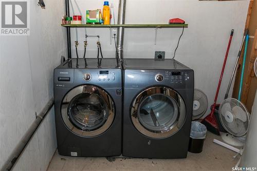 200 Russell Street, Luseland, SK - Indoor Photo Showing Laundry Room
