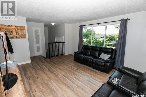 127 Atlantic Avenue, Kerrobert, SK - Indoor Photo Showing Living Room