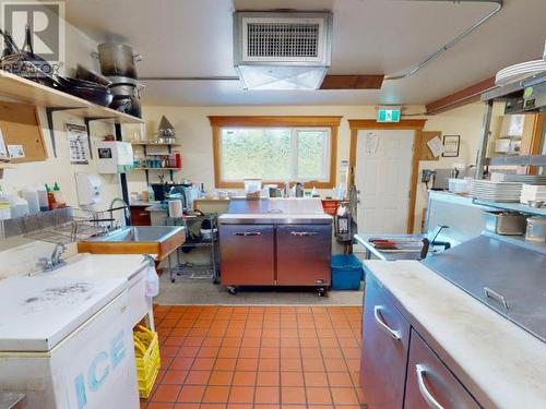 5987 Lund Street, Powell River, BC - Indoor Photo Showing Kitchen