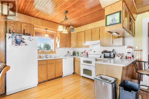 1309 Concession 1 Road, Lefaivre, ON - Indoor Photo Showing Kitchen