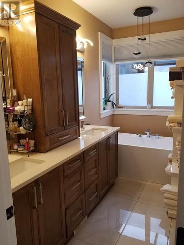 528 Clifton Lane, Kelowna, BC - Indoor Photo Showing Bathroom