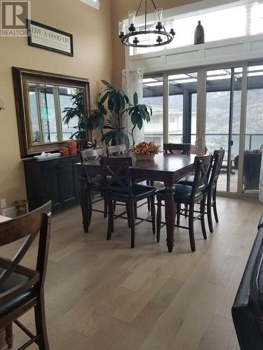528 Clifton Lane, Kelowna, BC - Indoor Photo Showing Dining Room