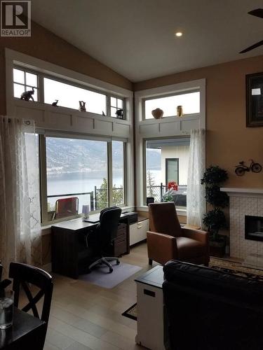 528 Clifton Lane, Kelowna, BC - Indoor With Fireplace