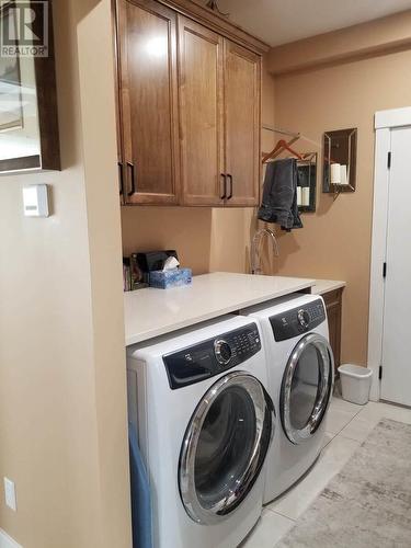 528 Clifton Lane, Kelowna, BC - Indoor Photo Showing Laundry Room