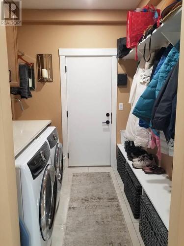 528 Clifton Lane, Kelowna, BC - Indoor Photo Showing Laundry Room