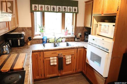400 5Th Avenue, Denare Beach, SK - Indoor Photo Showing Kitchen With Double Sink