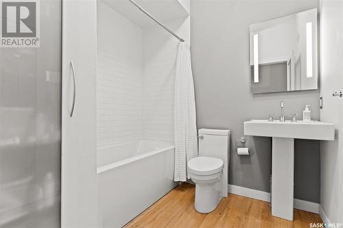 102 2128 Dewdney Avenue, Regina, SK - Indoor Photo Showing Bathroom