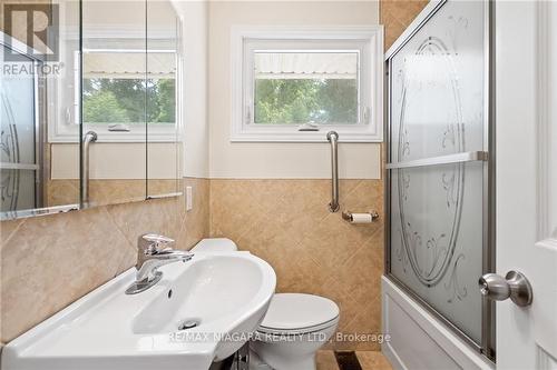 752 Four Mile Creek Road S, Niagara-On-The-Lake, ON - Indoor Photo Showing Bathroom