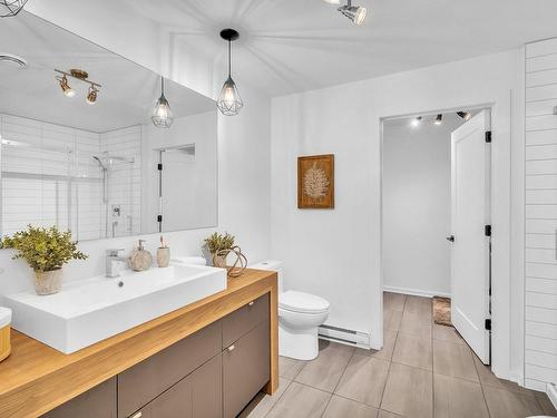 Salle de bains - 230 Rue Brunelle, Sainte-Julie, QC - Indoor Photo Showing Bathroom