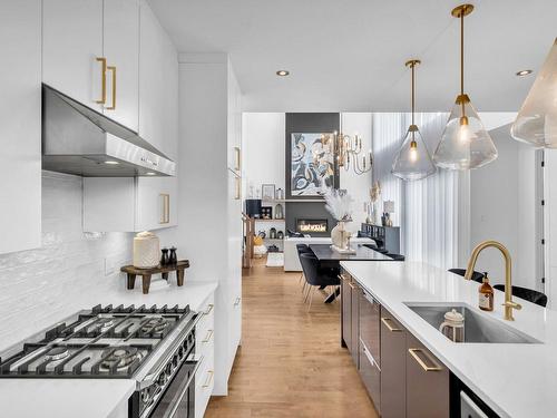 Cuisine - 230 Rue Brunelle, Sainte-Julie, QC - Indoor Photo Showing Kitchen With Upgraded Kitchen