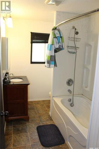 537 4Th Street W, Shaunavon, SK - Indoor Photo Showing Bathroom