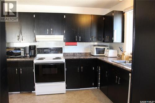537 4Th Street W, Shaunavon, SK - Indoor Photo Showing Kitchen With Double Sink