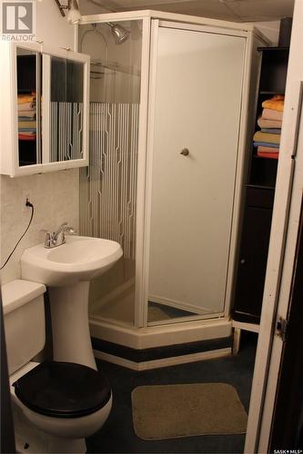 537 4Th Street W, Shaunavon, SK - Indoor Photo Showing Bathroom